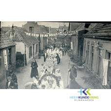 Prosessie 1928Koningdijk (dorpsdijk Links huis Wolsink -Hesseling G.pastoor rechts Th Pastoor - Beehhuijsen